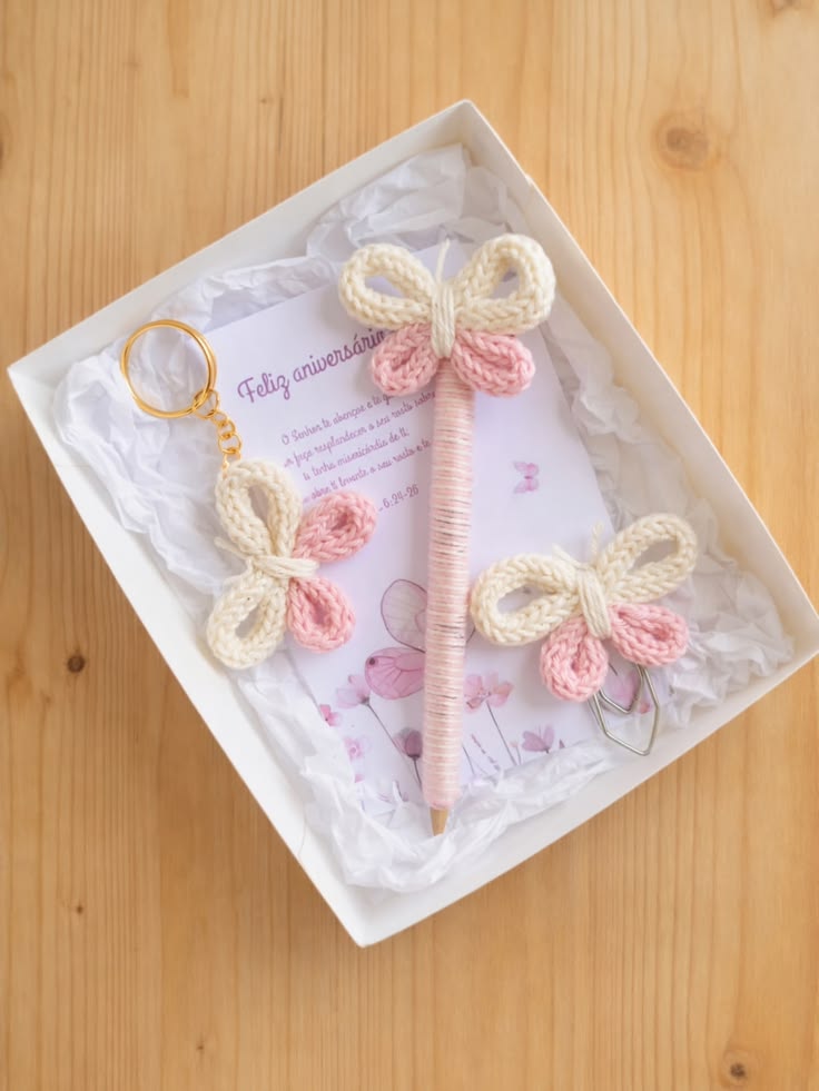 Detalles de regalo con mariposas de tricotín en caja