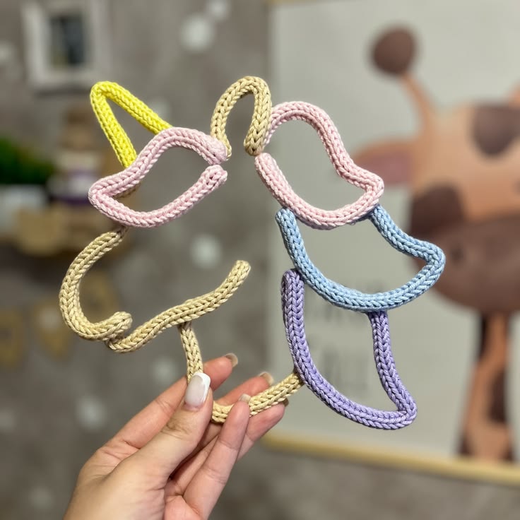 Figuras de princesas y unicornio hechas con tricotín