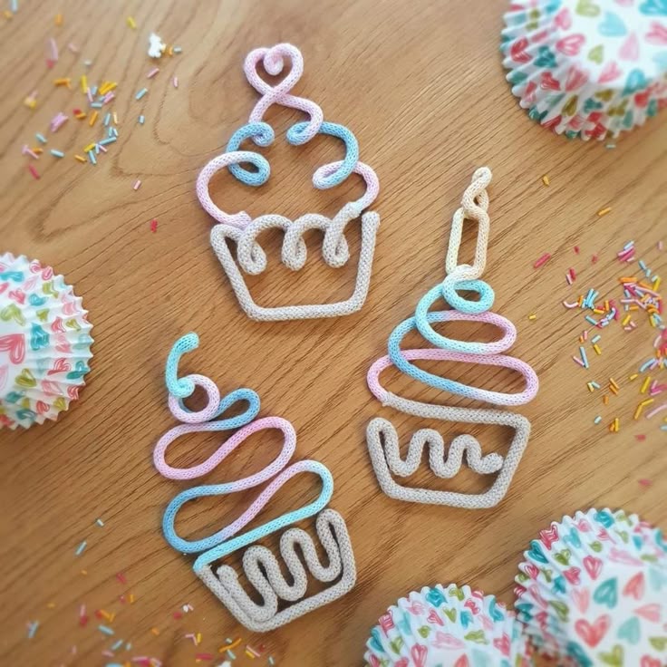 Figuras decorativas de tricotín en forma de cupcakes para eventos